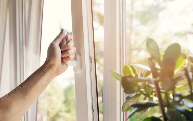 Đóng kín cửa sổ khi dùng máy lạnh là cách để tiết kiệm điện năng tiêu thụ.