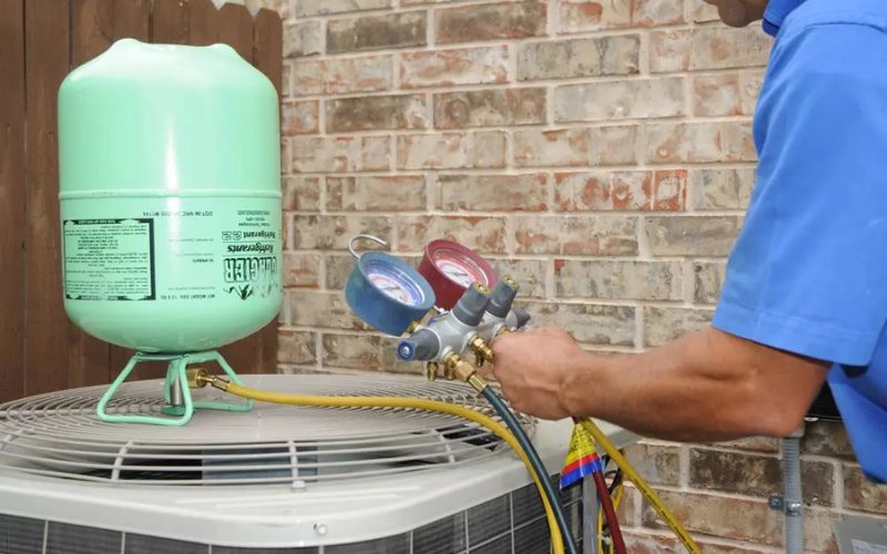 Thiếu gas là nguyên nhân phổ biến nhất gây ra tình trạng máy lạnh bị chớp đèn xanh.