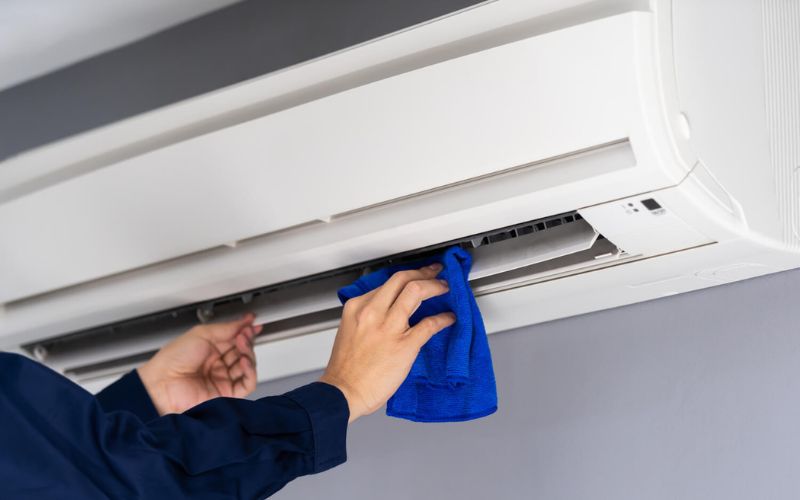 Vệ sinh máy lạnh định kỳ không chỉ hạn chế tình trạng máy lạnh không hiển thị nhiệt độ trên dàn lạnh mà còn góp phần gia tăng tuổi thọ cho thiết bị làm mát này của bạn.