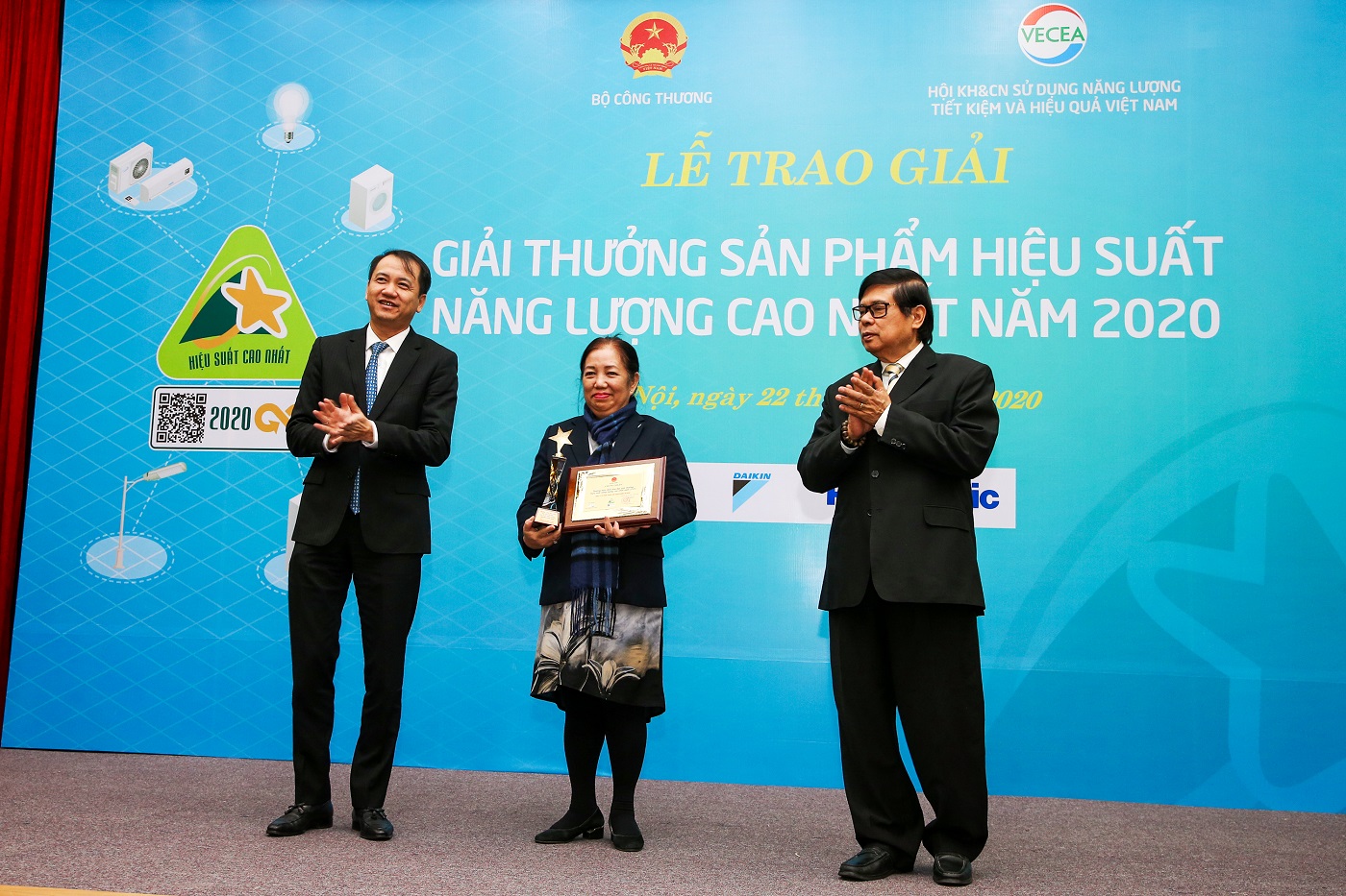 Tổng giám đốc Daikin Vietnam, bà Lý Thị Phương Trang, lên nhận cúp và chứng nhận “Thương Hiệu Điều Hòa Hiệu Suất Cao Nhất”. Ảnh: Daikin Vietnam